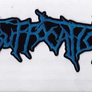 Könnte beinhalten: Ein schwarzer Aufnäher mit dem Wort "SUFFOCATION" in Blau gestickt, stilisiert mit gezackten Kanten. Der Aufnäher befindet sich auf weißem Hintergrund.