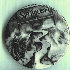 Könnte beinhalten: Rundes Schwarz-Weiß-Grafik mit dem Wort "SATYRICON" über einer Szene eines Reiters auf einem Pferd mit einer Axt, vor einem bergigen Hintergrund und einem gewundenen Pfad.