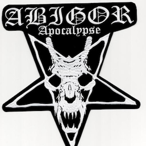 Może przedstawiać: Czarno-biała naszywka z napisem "ABIGOR" gotycką czcionką nad słowem "Apocalypse". Biała czaszka z rogami i ostrymi zębami jest wyśrodkowana w czarnym pentagramie.