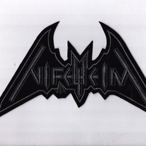 Könnte beinhalten: Schwarzer, gestickter Aufnäher mit dem Wort "NIFELHEIM" in stilisierten Buchstaben. Der Aufnäher hat die Form einer Fledermaus mit spitzen Flügeln. Das Design befindet sich auf weißem Hintergrund.
