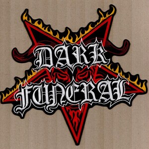 Könnte beinhalten: Gestickter Aufnäher mit den Worten "DARK FUNERAL" in gotischer Schrift, eingebettet in ein rotes und schwarzes Pentagramm-Design. Die Ränder sind mit gelben Flammen umrandet, was einen auffälligen visuellen Effekt erzeugt.