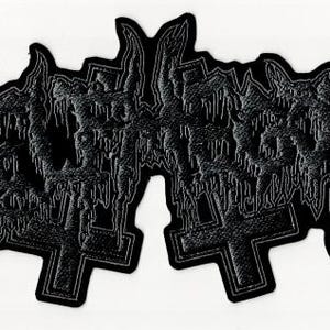 Könnte beinhalten: Schwarzer, gestickter Aufnäher mit dem Wort "BELPHEGOR" in gotischer Schrift, tropfenden Eiszapfen und zwei Kreuzen. Der Aufnäher hat ein strukturiertes Aussehen und einen schwarzen Rand.