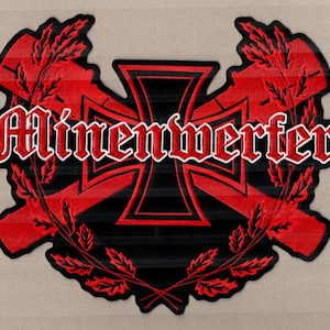 Könnte beinhalten: Ein gestickter Aufnäher mit einem schwarzen Eisernen Kreuz auf rotem Grund, umgeben von roten Eichenlaubzweigen. Das Wort Minenwerfer ist in weißer gotischer Schrift über die Mitte des Designs gestickt und mit einem schwarzen Rand versehen.