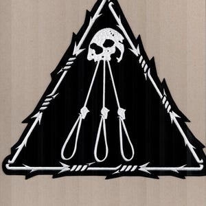 Può includere: Una toppa in bianco e nero a forma triangolare. Il design presenta un teschio nella parte superiore, con tre cappi appesi sotto. Il triangolo è delineato con filo spinato e frecce bianche, creando un'estetica gotica o punk.