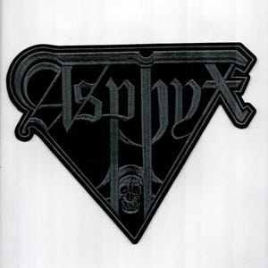 Puede incluir: Parche negro con la palabra "Asphyx" en letras góticas, dentro de un rombo. El diseño incluye una calavera y huesos cruzados, y el parche tiene un borde cosido.