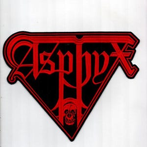 Puede incluir: Un parche bordado en negro y rojo con la palabra "ASPXX" en una fuente gótica. El parche tiene forma de diamante con una calavera en la parte inferior. El borde y las letras son rojos, y el fondo es negro.