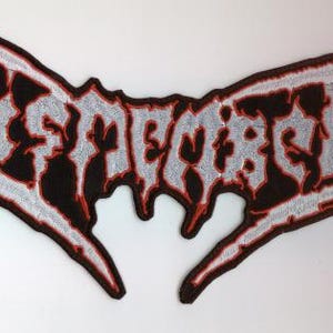 Könnte beinhalten: Gestickter Aufnäher mit dem Wort "Dismember" in einer gotischen Schriftart. Der Aufnäher hat einen schwarzen Hintergrund mit silbernem Text, der rot umrandet ist. Der Aufnäher hat eine einzigartige Form mit spitzen Kanten.