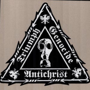 Könnte beinhalten: Schwarz-weißer Aufnäher mit dreieckigem Design. Der Aufnäher zeigt die Worte "Triumph Renocide" und "Antichrist" in weißen gotischen Buchstaben. Eine Gasmaske befindet sich in der Mitte, mit einem Adler und anderen dekorativen Elementen.