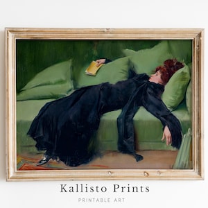 Può includere: Un dipinto di una donna in un vestito nero sdraiata su un divano verde. Tiene un libro in mano e la testa appoggiata su un cuscino. Il dipinto è incorniciato in una cornice di legno.