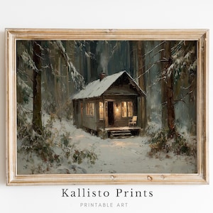 Puede incluir: Impresión enmarcada de una escena invernal con una cabaña cubierta de nieve en un bosque. La cabaña tiene ventanas iluminadas y una chimenea humeante. La obra de arte está rodeada por un marco de madera. El texto "Kallisto Prints Printable Art" está en la parte inferior.