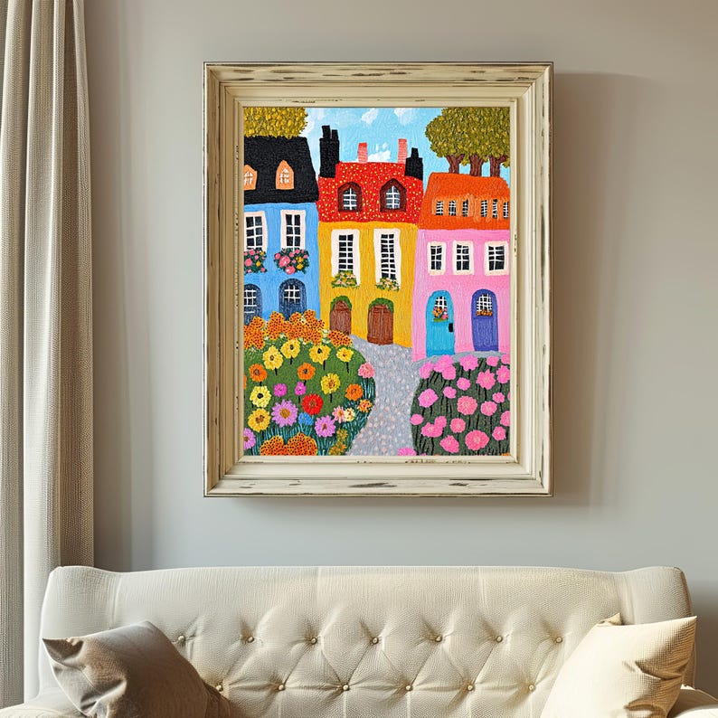 Pu&ograve; includere: Un dipinto di case colorate con fiori davanti a loro. Le case sono dipinte in tonalit&agrave; di blu, giallo, rosa e rosso. I fiori sono in tonalit&agrave; di rosa, giallo e arancio.