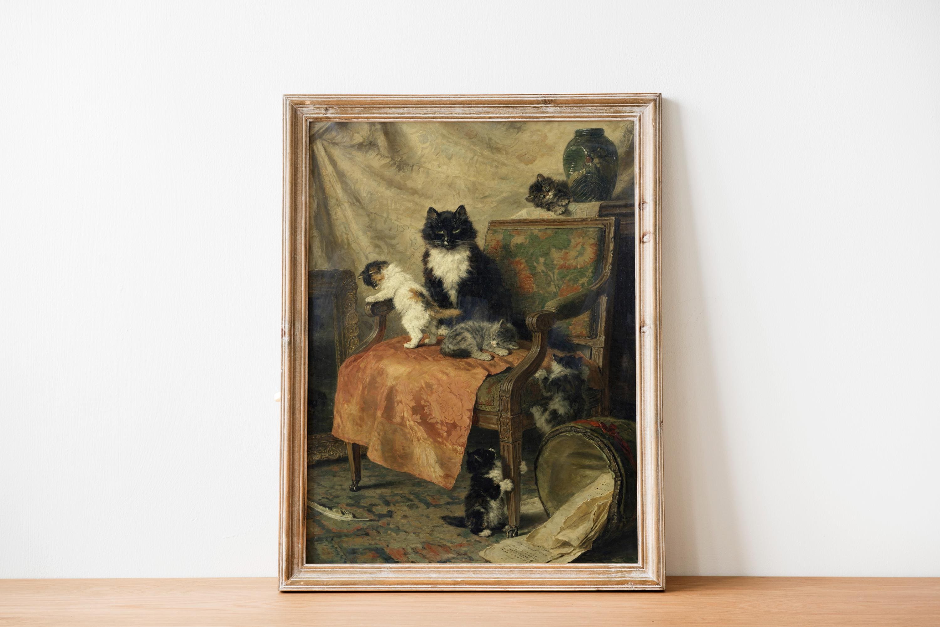 ヴィンテージチェアの上の遊び心のある子猫のアート | 素朴な猫の