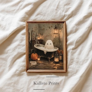 Puede incluir: Una impresión enmarcada representa un fantasma en una bañera, rodeado de calabazas y linternas. La obra de arte tiene una estética vintage con tonos cálidos e iluminación suave, evocando un tema de Halloween. El texto "Kallisto Prints" está en la parte inferior.