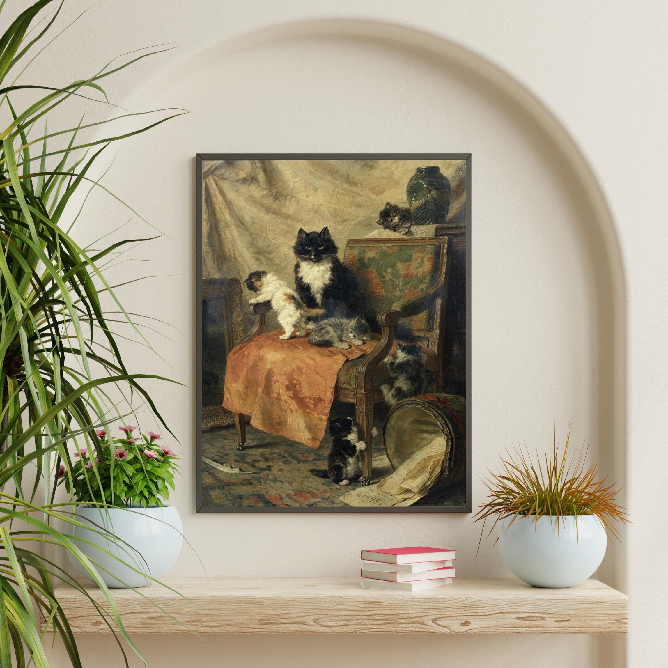 ヴィンテージチェアの上の遊び心のある子猫のアート | 素朴な猫の