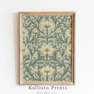 Puede incluir: Una impresión enmarcada de un patrón floral vintage con flores amarillas y hojas verdes sobre un fondo azul claro. El marco es de madera clara. El texto "Kallisto Prints" y "Printable Art" está en la parte inferior de la imagen.