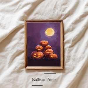 Puede incluir: Una impresión enmarcada con temática de Halloween que presenta una pila de calabazas brillantes bajo una luna llena contra un cielo púrpura. La obra de arte tiene una paleta de colores cálidos y el texto "Kallisto Prints" en la parte inferior.