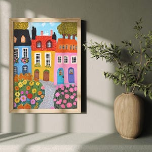 Pu&ograve; includere: Un dipinto di case colorate con fiori davanti a loro. Le case sono rosa, gialle e blu con finiture bianche. I fiori sono rossi, gialli e rosa.