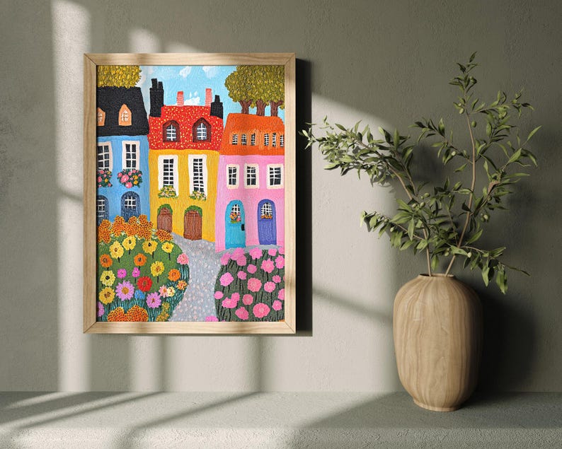 Pu&ograve; includere: Un dipinto di case colorate con fiori davanti a loro. Le case sono rosa, gialle e blu con finiture bianche. I fiori sono rossi, gialli e rosa.
