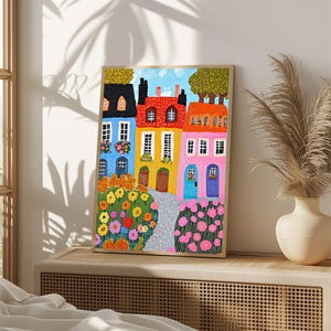 Pu&ograve; includere: Un dipinto colorato di una fila di case con esterni di colore blu brillante, giallo, rosa e verde. Le case hanno fioriere e alberi sui tetti. Le case sono circondate da un giardino con fiori colorati.