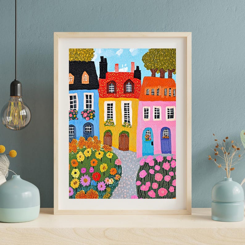 Pu&ograve; includere: Un dipinto colorato di una fila di case con facciate blu, gialle, rosa e rosse. Le case hanno finestre e porte, e ci sono fiori davanti a loro. Il dipinto &egrave; realizzato in uno stile fantasioso, con una tavolozza di colori vivaci e allegri.