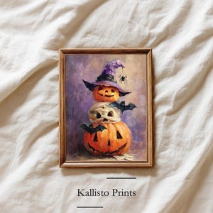 Puede incluir: Una pintura enmarcada con temática de Halloween que presenta tres calabazas apiladas. La calabaza superior lleva un sombrero de bruja con una araña, la del medio está vendada y hay murciélagos colocados alrededor. El texto "Kallisto Prints" está en la parte inferior.