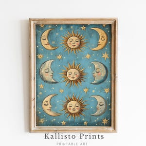 以下が含まれることがあります： 青い背景に、顔のある黄色の月と太陽が繰り返し描かれた額装されたプリント。素朴でヴィンテージな雰囲気です。