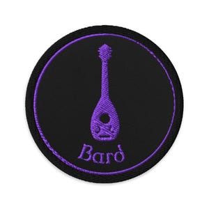 Könnte beinhalten: Runder, gestickter Aufnäher mit einem lila Lauten-Design auf schwarzem Hintergrund, umrandet von einem lila Rand. Das Wort "Bard" ist in Lila unter der Laute gestickt. Der Aufnäher ist kreisförmig.
