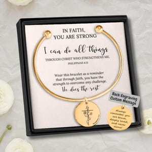 Può includere: Braccialetto d'oro con un ciondolo che dice "Posso fare ogni cosa in Cristo che mi fortifica. Filippesi 4:13". Il ciondolo è una croce con una vite e dei fiori. Il retro del braccialetto ha spazio per un messaggio personalizzato.