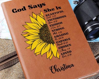 Diario de oración personalizado para mujeres: Dios dice que ella es, afirmaciones positivas, cuaderno de cuero, regalos cristianos para graduación, cumpleaños y aniversario.