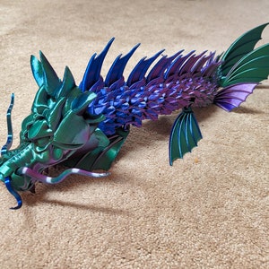 Chinesischer Drachenfisch, glänzend, orientalisch, Mancave, Fantasy, 3D-gedruckt, mythisch, magisch, Dungeons and Dragons, D&D, Monster, Fisch, Seemonster