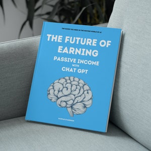 Pode incluir: Um livro intitulado "The Future of Earning Passive Income with Chat GPT" está em um sofá cinza. O livro tem uma capa azul clara com texto branco e uma ilustração de cérebro. O subtítulo é "The Guide You Need in the Moving World of AI."