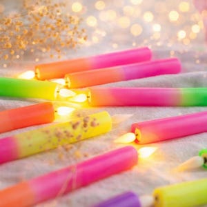 Neon dip dye LED kaarsen set van 2 – kleurrijke fluor decoratie kaarsen op batterij – moderne interieur woondecoratie bild 2
