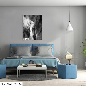 Puede incluir: Fotograf&iacute;a en blanco y negro de un edificio moderno con un cielo nublado de fondo. La obra de arte se exhibe sobre una cama azul. Las dimensiones son 76 x 102 cm.