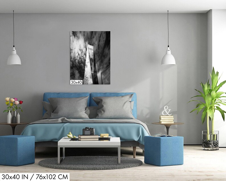 Puede incluir: Fotograf&iacute;a en blanco y negro de un edificio moderno con un cielo nublado de fondo. La obra de arte se exhibe sobre una cama azul. Las dimensiones son 76 x 102 cm.