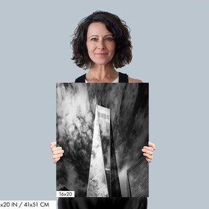 Puede incluir: Fotograf&iacute;a en blanco y negro de un rascacielos alto contra un cielo nublado. La imagen est&aacute; etiquetada como "16x20" y mide 41 x 51 cm.
