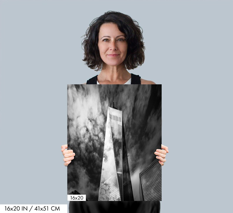 Puede incluir: Fotograf&iacute;a en blanco y negro de un rascacielos alto contra un cielo nublado. La imagen est&aacute; etiquetada como "16x20" y mide 41 x 51 cm.