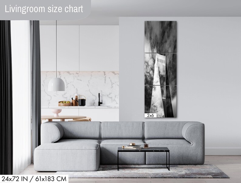 Puede incluir: Un sal&oacute;n moderno con un sof&aacute; seccional gris, una mesa de centro negra y una gran obra de arte en blanco y negro de un rascacielos. La obra de arte mide 61x183 cm. El texto "Livingroom size chart" est&aacute; en la parte superior.