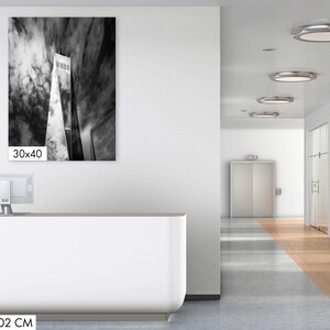 Puede incluir: Fotograf&iacute;a en blanco y negro de un edificio alto contra un cielo nublado. La imagen se muestra en una pared en un entorno de oficina. Las dimensiones de la impresi&oacute;n son 76x102 cm.