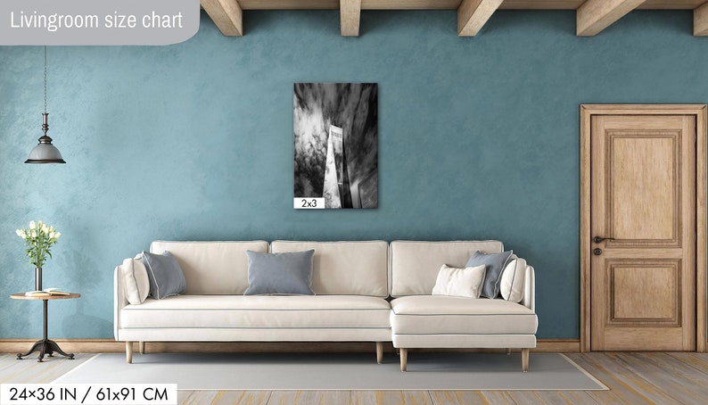 Puede incluir: Un sal&oacute;n moderno con una pared color turquesa, un sof&aacute; seccional color crema y una obra de arte abstracta en blanco y negro. La obra de arte mide 61x91 cm. La habitaci&oacute;n tambi&eacute;n cuenta con una puerta de madera y una peque&ntilde;a mesa auxiliar.