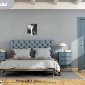 Puede incluir: Interior de dormitorio con cama king-size, mesitas de noche y una impresi&oacute;n en blanco y negro enmarcada. La impresi&oacute;n mide 41x51 cm. La habitaci&oacute;n est&aacute; decorada en tonos grises y azules, con una puerta a juego. El texto "Bedroom size chart" es visible.