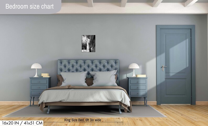 Puede incluir: Interior de dormitorio con cama king-size, mesitas de noche y una impresi&oacute;n en blanco y negro enmarcada. La impresi&oacute;n mide 41x51 cm. La habitaci&oacute;n est&aacute; decorada en tonos grises y azules, con una puerta a juego. El texto "Bedroom size chart" es visible.