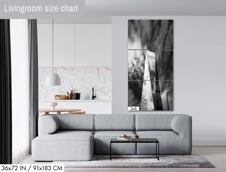 Puede incluir: Impresi&oacute;n en lienzo de tres paneles que representa una fotograf&iacute;a en blanco y negro de un rascacielos contra un cielo nublado. La obra de arte se exhibe sobre un sof&aacute; gris en un sal&oacute;n moderno. Dimensiones: 91x183 cm.