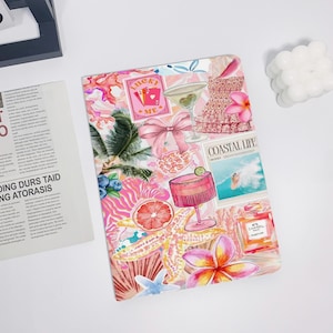 Könnte beinhalten: Ein pinkfarbener und weißer Notizbuchumschlag mit einer Collage aus Bildern, darunter ein Cocktail, ein Seestern, eine Ananas, eine Muschel, eine Blume und der Text "Lucky Me" und "Coastal Life".