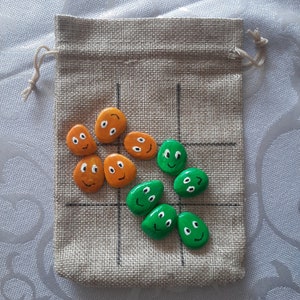 Juego de arte con guijarros con caras verdes y amarillas, juego de tres en raya para la familia, piedras pintadas a mano, regalo de cumpleaños único, juego de viaje para niños, arte con piedras