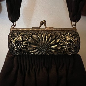 Bolso de mano Guild vintage de los años 40. Cierre grande de metal dorado adornado.