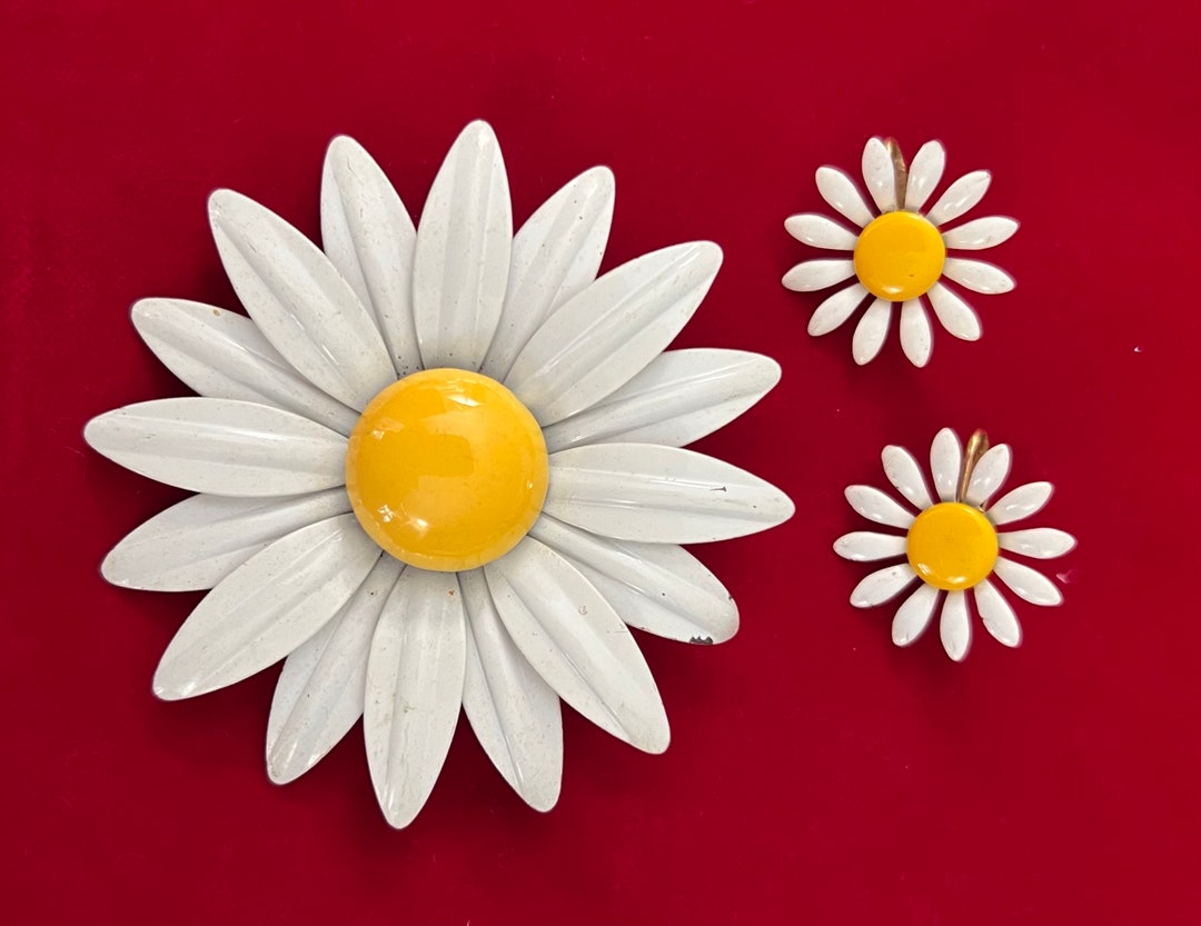 Vintage Daisy Shape Earrings from the 60s main image 1