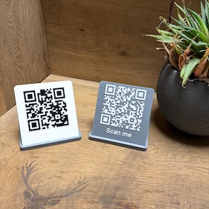 Personalizable QR code badge with stand