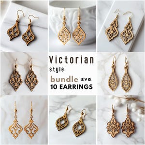 Op de afbeelding: Een verzameling van tien paar houten oorbellen in verschillende Victoriaanse stijlen. De oorbellen zijn lichtbruin met ingewikkelde uitgesneden patronen en goudkleurige oorhaken. De tekst "Victorian style bundle SVG 10 EARRINGS" is ook zichtbaar.