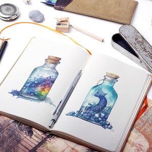 Puede incluir: Un cuaderno de bocetos abierto con dos pinturas de acuarela de botellas de vidrio. La botella de la izquierda contiene un arco&iacute;ris y remolinos azules. La botella de la derecha contiene un pez azul y cuentas azules y blancas.