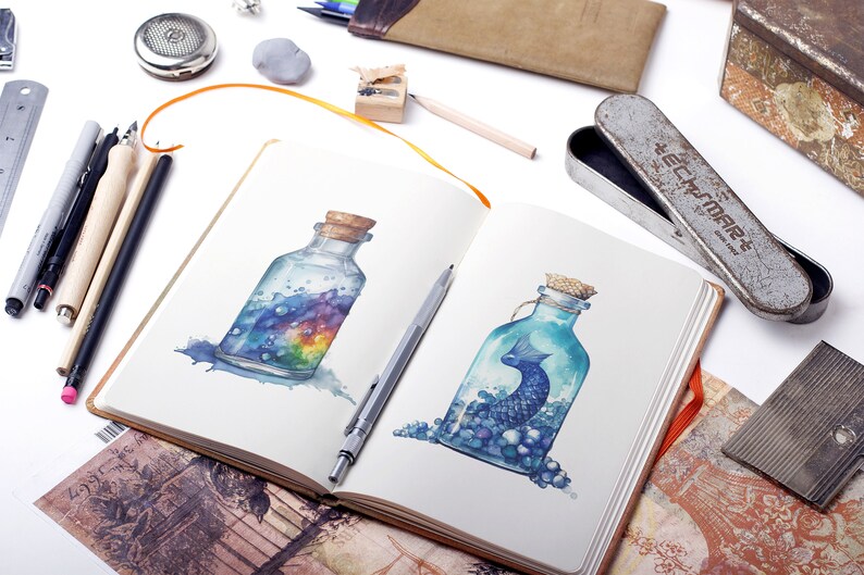 Puede incluir: Un cuaderno de bocetos abierto con dos pinturas de acuarela de botellas de vidrio. La botella de la izquierda contiene un arco&iacute;ris y remolinos azules. La botella de la derecha contiene un pez azul y cuentas azules y blancas.